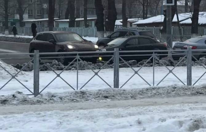 В Брянске возле первой горбольницы Porsche попал в ДТП