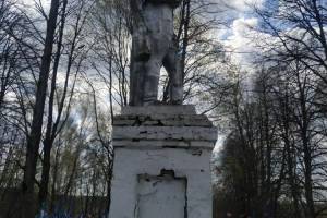 В брянском селе День Победы отметят перед разваливающимся памятником