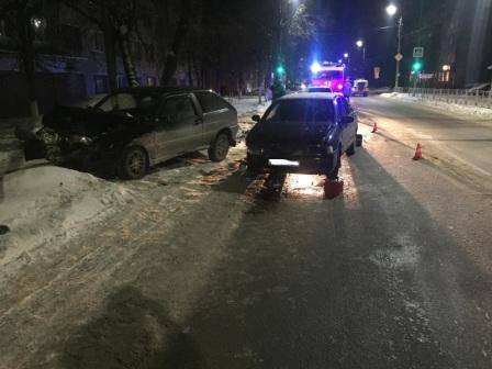 В Брянске столкнулись две легковушки: ранена 21-летняя девушка