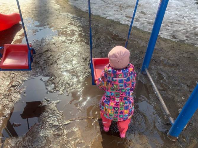 Детская площадка на Станке Димитрова в Брянске утонула в грязи