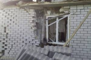 После обстрела ВСУ в брянском посёлке Суземка разрушился двухквартирный дом