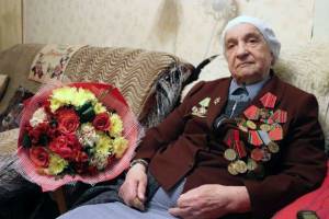 В Клинцах 104-летнюю участницу Сталинградской битвы поздравили с годовщиной победы