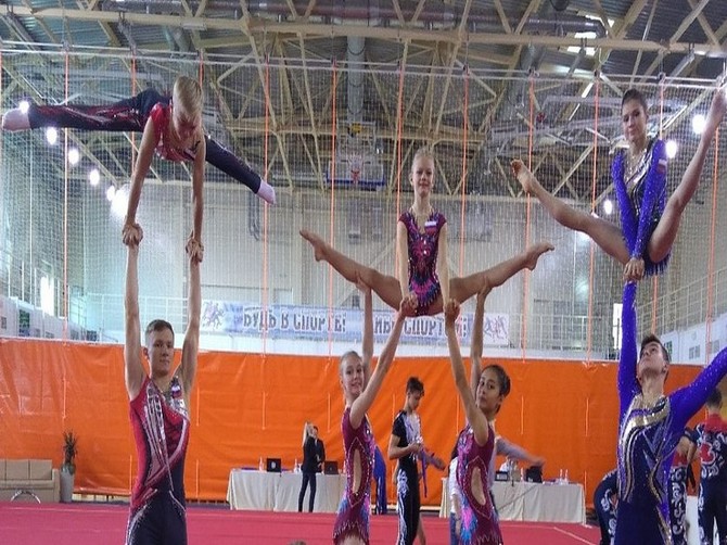 Брянские акробаты борются за медали на Первенстве спортобщества «Спартак»