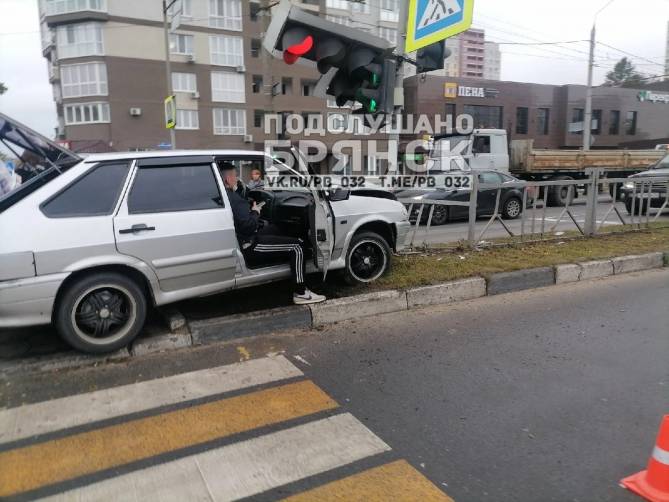 В Брянске на проспекте Московском легковушка снесла светофор и протаранила ограждение