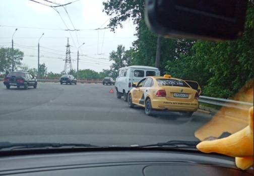 На кольце у вокзала Брянск-1 автомобиль такси протаранил «буханку»
