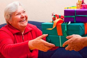 В Брянске организовали сбор новогодних подарков для пожилых людей