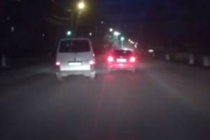 В Брянске водитель микроавтобуса устроил дикие гонки
