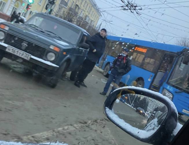 В Брянске на проспекте Ленина столкнулись автобус №27 и Нива