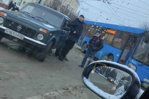 В Брянске на проспекте Ленина столкнулись автобус №27 и Нива
