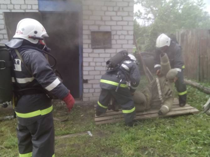 Брянские спасатели провели тренировку в газодымокамере