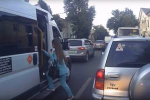 В Брянске водитель маршрутки №47 рискнул безопасностью пассажирки