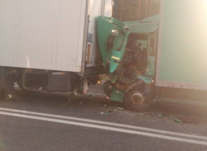 В столкновении грузовиков под Брянском водителю зажало ноги