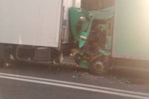 В столкновении грузовиков под Брянском водителю зажало ноги