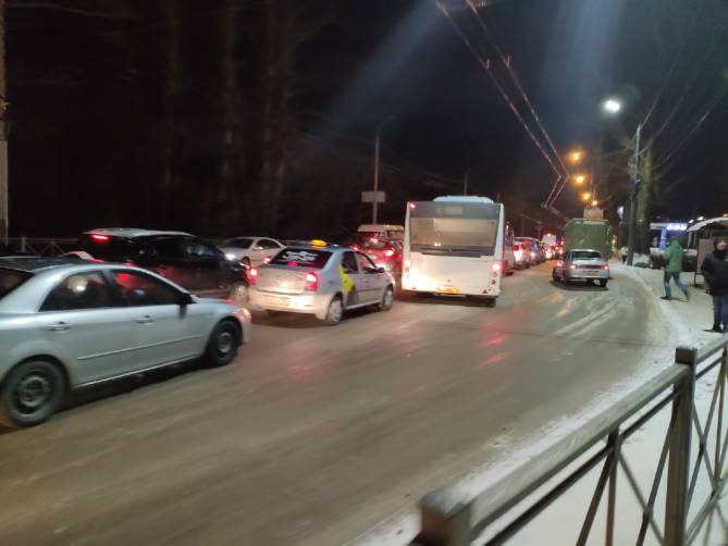 В Брянске из-за ДТП возле «Речного» образовалась гигантская пробка