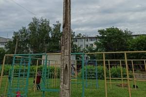 В Брянске на территории школы №11 рассыпается столб