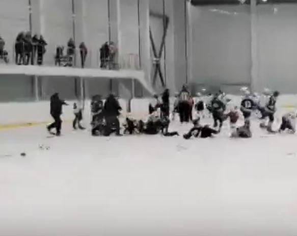 В Климово произошло «ледовое побоище» между юными хоккеистами