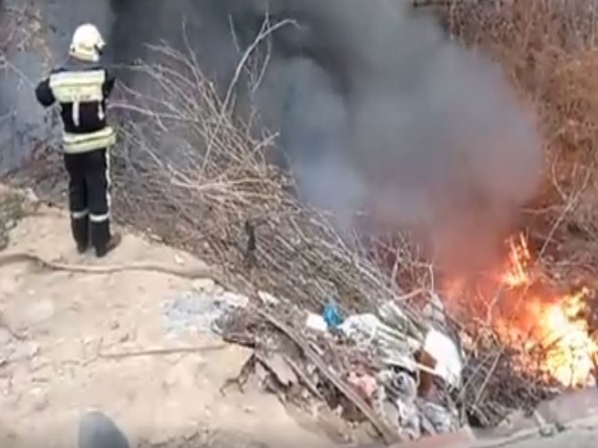 В Брянске сняли на видео тушение пожара в гаражном кооперативе