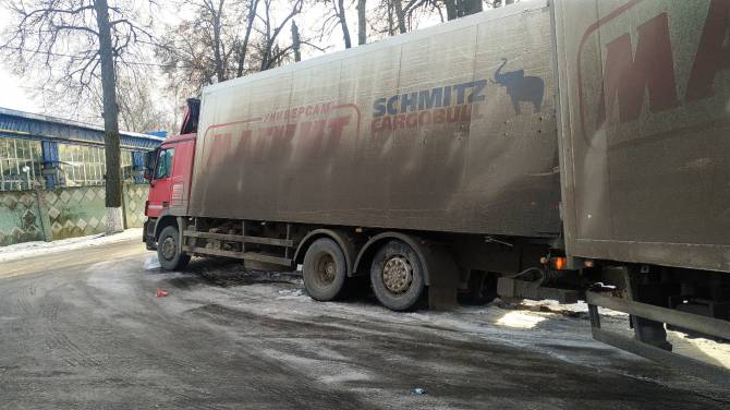 В брянском посёлке Локоть едва не перевернулась фура «Магнита»