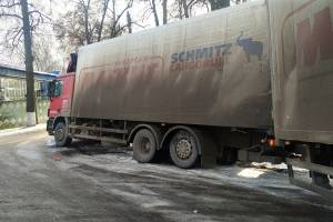 В брянском посёлке Локоть едва не перевернулась фура «Магнита»