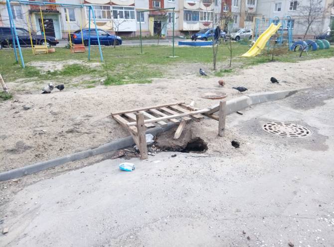 В Брянске рядом с детской площадкой провалился асфальт над новой ливневкой