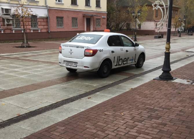 В Брянске водителя такси Uber наказали за парковку на бульваре Гагарина