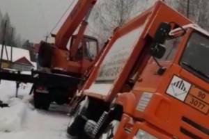 Под Брянском больше суток не могут вытащить из снега застрявший мусоровоз