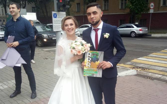 В Брянске женился знаменитый водитель мусоровоза 