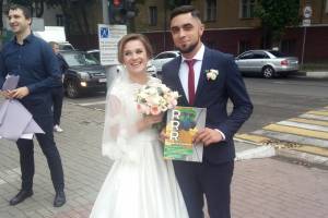 В Брянске женился знаменитый водитель мусоровоза 