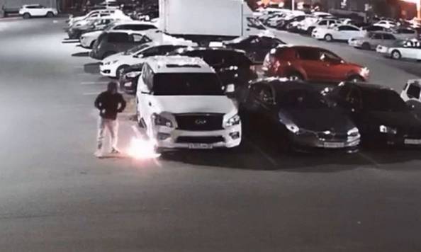 В Брянске мужчина дважды попытался сжечь припаркованную во дворе иномарку