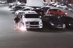 В Брянске мужчина дважды попытался сжечь припаркованную во дворе иномарку