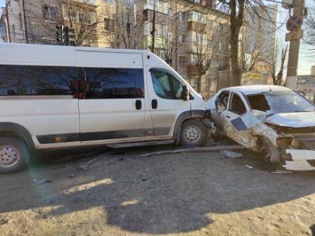 В Брянске на Красноармейской легковушка подбила автобус