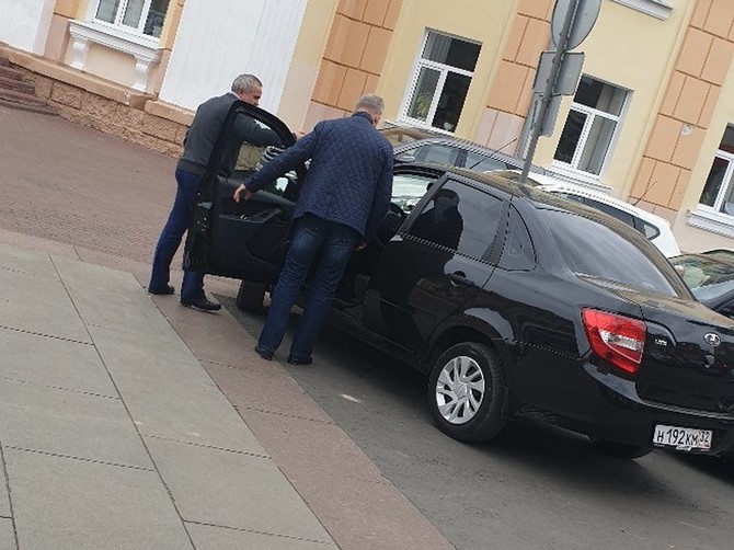 В Брянске сфотографировали наглую парковку борца с нарушениями ПДД
