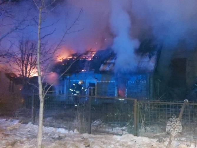 В Брянске при пожаре в доме на Володарке погиб 65-летний мужчина