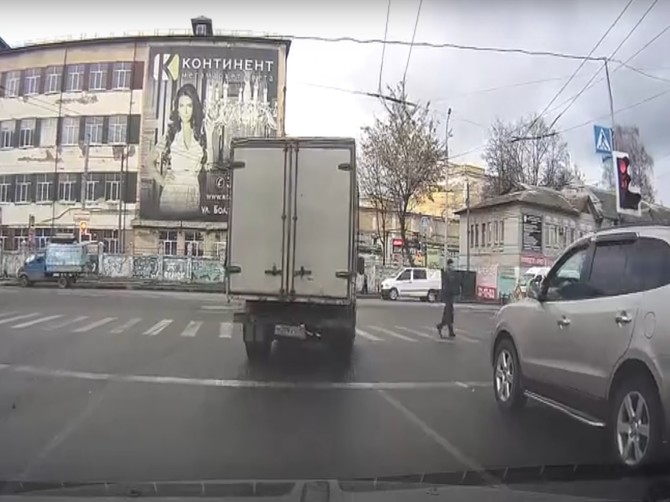 В Брянске водитель грузовика проехал красный сигнал светофора