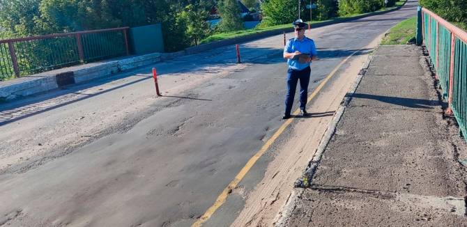 Унечских чиновников заставили отремонтировать убитую дорогу на путепроводе