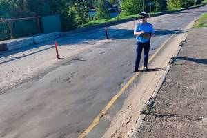 Унечских чиновников заставили отремонтировать убитую дорогу на путепроводе