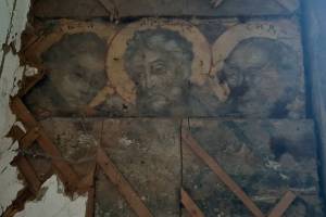 В брянском селе в заброшенном доме из-под штукатурки проявились святые лики