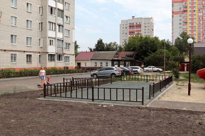В Брянске двор по улице Металлистов отремонтировали почти за 13 млн рублей