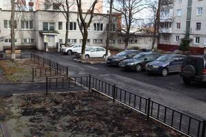 В центре Брянска неаккуратно отремонтировали двор у многоэтажек