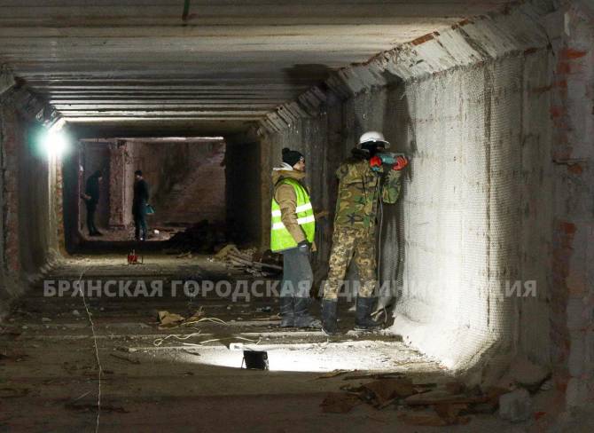 В Брянске на ремонте подземного перехода на «Полтиннике» рабочие трудятся в две смены