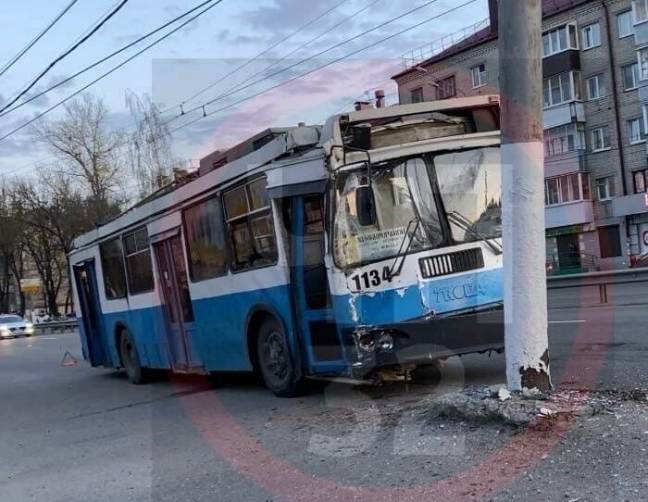 В Брянске на Полтиннике троллейбус №6 врезался в столб