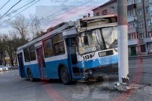 В Брянске на Полтиннике троллейбус №6 врезался в столб