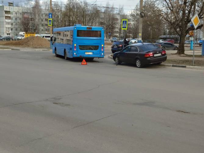 В Брянске на Крахмалева автобус №27 попал в ДТП