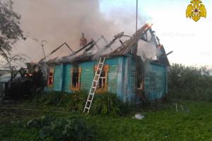 В Комаричском районе горящий дом тушили четыре часа