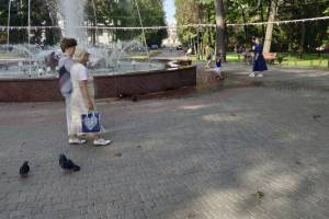 В Брянске фонтан продолжает затапливать Круглый сквер