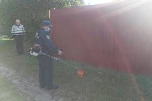 В Жирятинском районе спасатели очистили от сухой травы дворы ветеранов