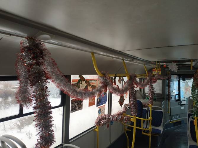 В Брянске к Новому году украсили автобус №25