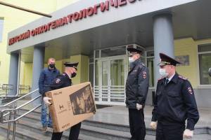 В Брянске полицейские подарили детскому онкоцентру холодильник и телевизор
