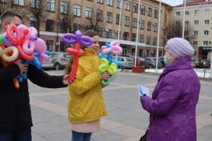 В Брянске на площади Ленина женщинам подарили цветы и шарики