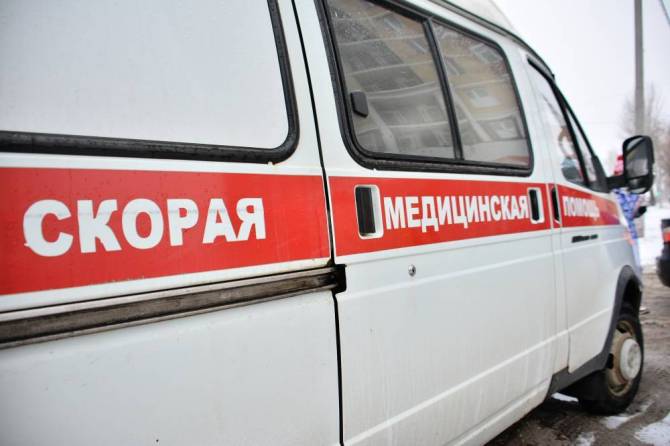 В Брянске на Литейной легковушка протаранила электроопору: двое ранены